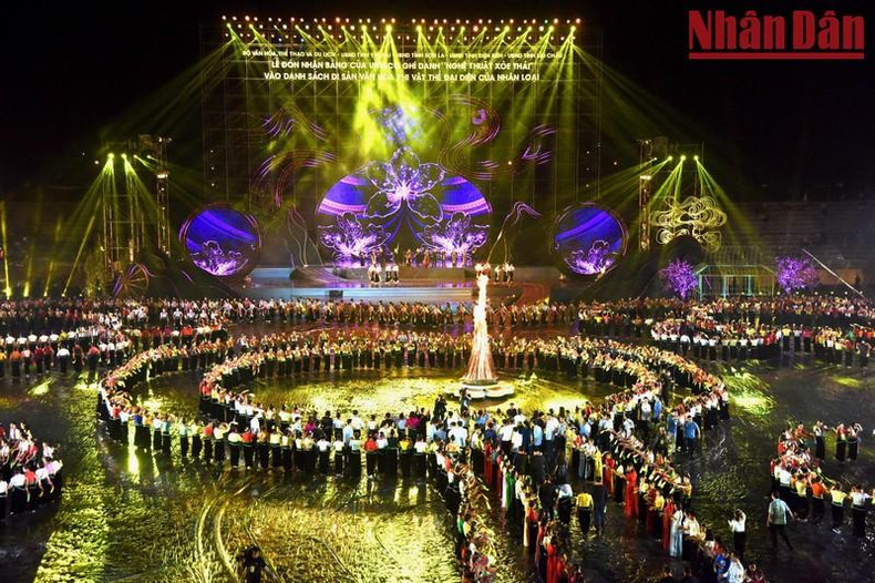 La danza Xoe se practica en la vida cultural y espiritual de la etnia Thai como rituales, bodas, festivales tradicionales y actividades comunitarias. La danza Xoe se practica en la vida cultural y espiritual de la etnia Thai como rituales, bodas, festivales tradicionales y actividades comunitarias.