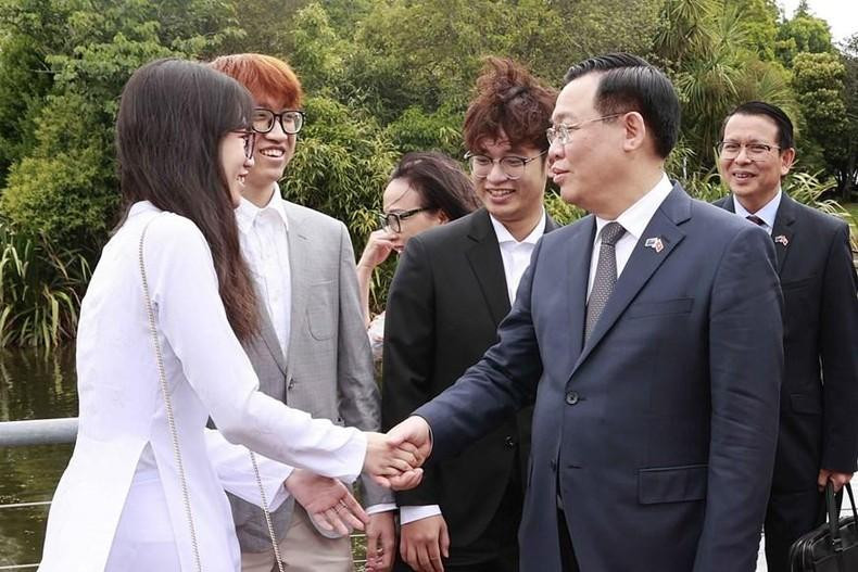 El dirigente parlamentario vietnamita y representantes de estudiantes vietnamitas en la Universidad de Waikato. (Fotografía: VNA) El dirigente parlamentario vietnamita y representantes de estudiantes vietnamitas en la Universidad de Waikato. (Fotografía: VNA)