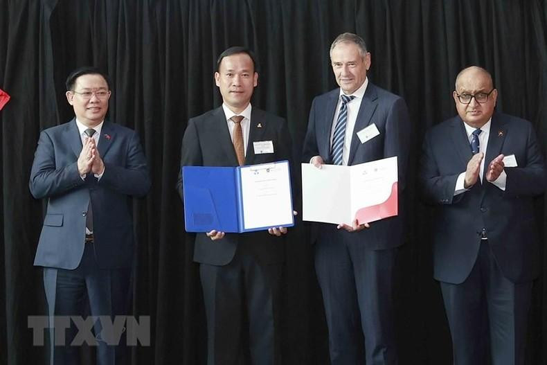 Dinh Hue presencia la firma de memorandos de entendimiento entre las universidades de Nueva Zelanda y Vietnam. (Fotografía: VNA) Dinh Hue presencia la firma de memorandos de entendimiento entre las universidades de Nueva Zelanda y Vietnam. (Fotografía: VNA)