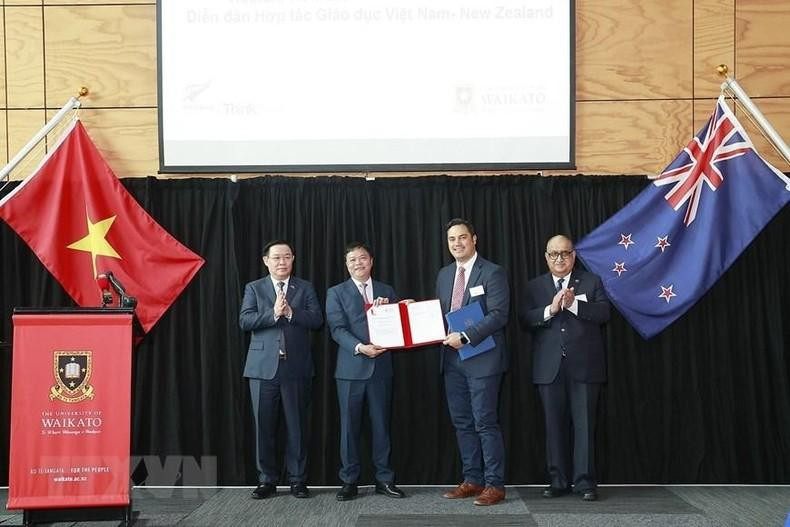 Dinh Hue presencia la firma de memorandos de entendimiento entre las universidades de Nueva Zelanda y Vietnam. (Fotografía: VNA) Dinh Hue presencia la firma de memorandos de entendimiento entre las universidades de Nueva Zelanda y Vietnam. (Fotografía: VNA)