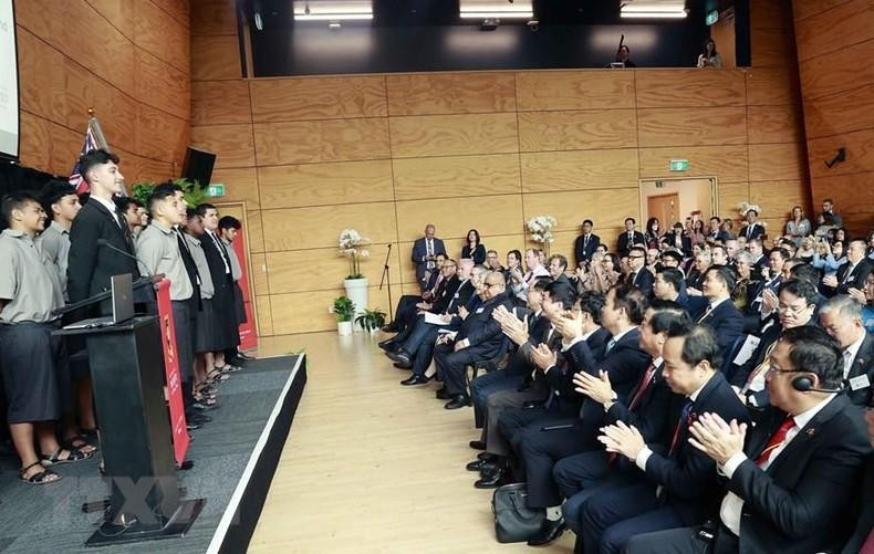 Acto de recepción al máximo dirigente parlamentario de Vietnam y la delegación que lo acompaña según la costumbre maorí. (Fotografía: VNA) Acto de recepción al máximo dirigente parlamentario de Vietnam y la delegación que lo acompaña según la costumbre maorí. (Fotografía: VNA)