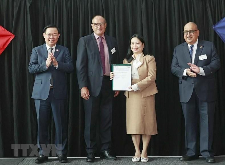 Dinh Hue presencia la firma de memorandos de entendimiento entre las universidades de Nueva Zelanda y Vietnam. (Fotografía: VNA) Dinh Hue presencia la firma de memorandos de entendimiento entre las universidades de Nueva Zelanda y Vietnam. (Fotografía: VNA)