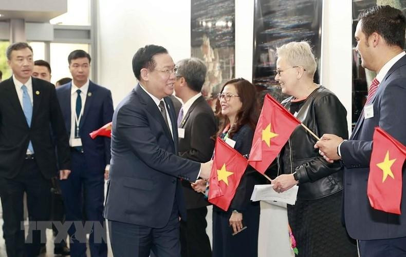 Dinh Hue se reúne con profesores y estudiantes de la Universidad de Waikato. (Fotografía: VNA) Dinh Hue se reúne con profesores y estudiantes de la Universidad de Waikato. (Fotografía: VNA)