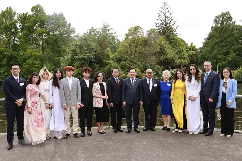 Dinh Hue y representantes de estudiantes vietnamitas en la Universidad de Waikato. (Fotografía: VNA) Dinh Hue y representantes de estudiantes vietnamitas en la Universidad de Waikato. (Fotografía: VNA)