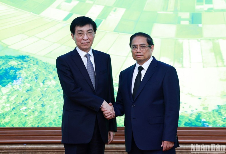 El premier vietnamita recibe a Wang Huning.