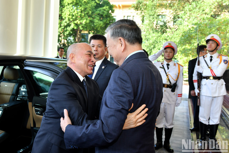 El líder partidista vietnamita, To Lam, y el rey camboyano Norodom Sihamoni. El líder partidista vietnamita, To Lam, y el rey camboyano Norodom Sihamoni.
