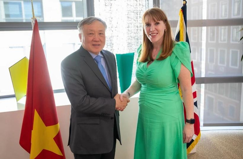 El viceprimer ministro permanente Nguyen Hoa Binh y la viceprimera ministra británica Angela Rayner en la reunión. (Foto: VNA) El viceprimer ministro permanente Nguyen Hoa Binh y la viceprimera ministra británica Angela Rayner en la reunión. (Foto: VNA)