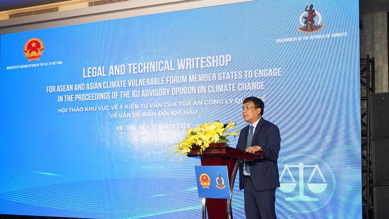 El viceministro de Relaciones Exteriores de Vietnam Nguyen Minh Vu habla en el evento.
