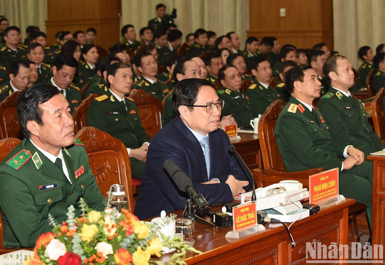 El primer ministro también se reúne de forma virtual con oficiales y soldados de los puestos fronterizos de A Pa Chai, de la provincia de Dien Bien; de Truong Sa, de la provincia de Khanh Hoa y de Ea H'leo, de la provincia de Dak Lak. El primer ministro también se reúne de forma virtual con oficiales y soldados de los puestos fronterizos de A Pa Chai, de la provincia de Dien Bien; de Truong Sa, de la provincia de Khanh Hoa y de Ea H'leo, de la provincia de Dak Lak.