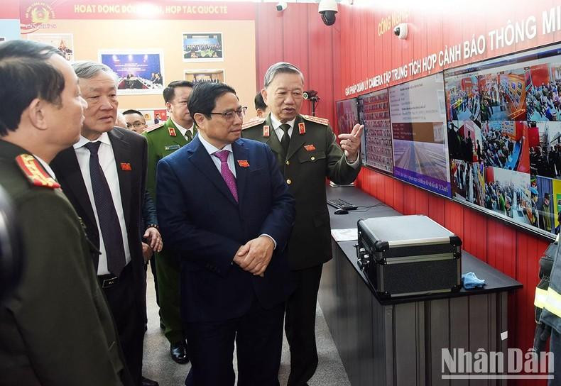 El primer ministro, Pham Minh Chinh, y el ministro de Seguridad Pública, visitan una exposición fotográfica sobre las actividades de las fuerzas policiales. El primer ministro, Pham Minh Chinh, y el ministro de Seguridad Pública, visitan una exposición fotográfica sobre las actividades de las fuerzas policiales.