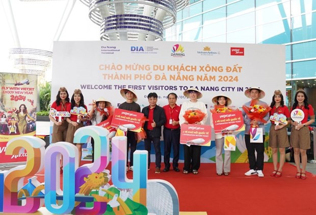 Vietjet recibe con júbilo el año nuevo en aeropuertos nacionales e internacionales. (Foto: VNA) Vietjet recibe con júbilo el año nuevo en aeropuertos nacionales e internacionales. (Foto: VNA)