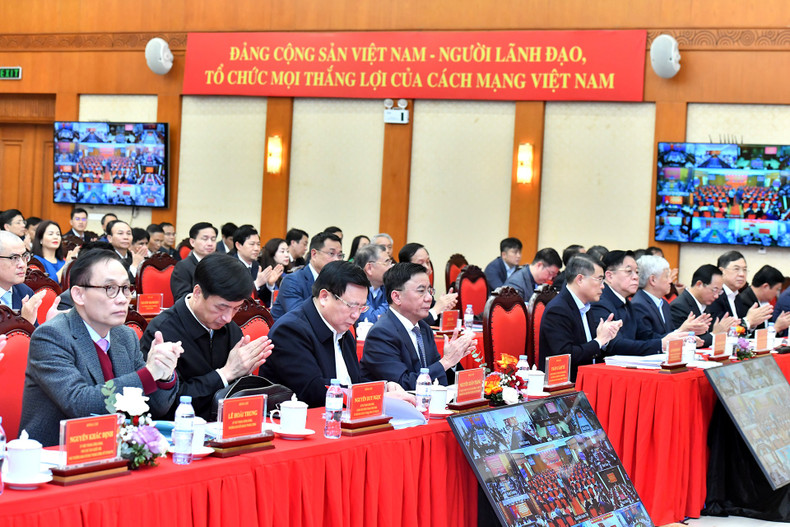 Dirigentes del Partido y del Estado y delegados a la conferencia.
