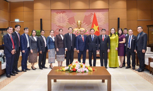 El vicepresidente de la Asamblea Nacional de Vietnam Nguyen Khac Dinh toma foto con el jefe de la Comisión de Asuntos Étnicos de la Asamblea Nacional de Laos, Khamchanh Sotapaserth, y los delegados. (Foto: quochoi.vn) El vicepresidente de la Asamblea Nacional de Vietnam Nguyen Khac Dinh toma foto con el jefe de la Comisión de Asuntos Étnicos de la Asamblea Nacional de Laos, Khamchanh Sotapaserth, y los delegados. (Foto: quochoi.vn)
