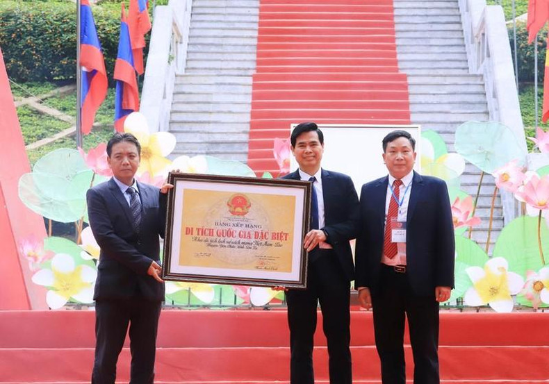 Acto de entrega del Certificado de Clasificación a la Zona de Reliquia Histórica Revolucionaria Vietnam- Laos como reliquia nacional especial. Acto de entrega del Certificado de Clasificación a la Zona de Reliquia Histórica Revolucionaria Vietnam- Laos como reliquia nacional especial.