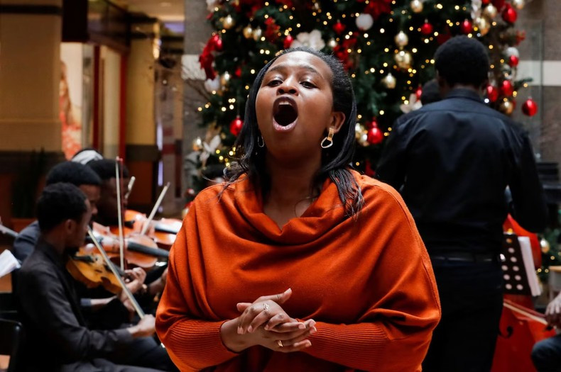Artistas de la Orquesta Sinfónica de Nairobi interpretan villancicos en el centro comercial Galleria, en Nairobi, Kenia, el 11 de diciembre de 2022. (Fotografía: Reuters)