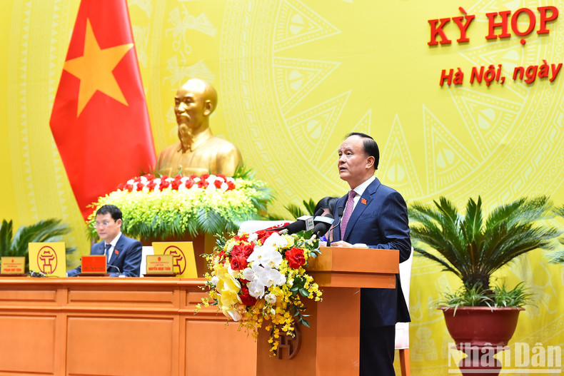 El presidente del Consejo Popular de Hanói, Nguyen Ngoc Tuan, pronuncia el discurso de apertura de la reunión.