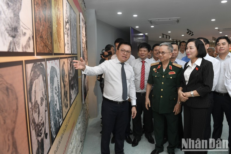 Le Quoc Minh presenta a los delegados los artefactos y el espacio de la Escuela de Periodismo Huynh Thuc Khang. Le Quoc Minh presenta a los delegados los artefactos y el espacio de la Escuela de Periodismo Huynh Thuc Khang.