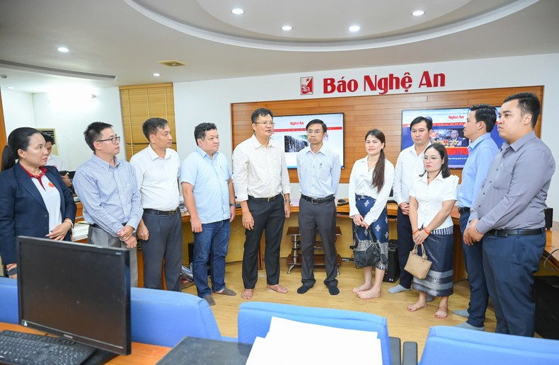 El grupo de trabajo del periódico Pasaxon visita la sala de noticias convergente de la Redacción del periódico Nghe An. El grupo de trabajo del periódico Pasaxon visita la sala de noticias convergente de la Redacción del periódico Nghe An.