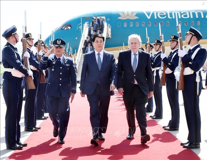 Acto de bienvenida al presidente vietnamita, Luong Cuong, en el aeropuerto Arturo M. Benítez en Santiago de Chile. (Foto: VNA) Acto de bienvenida al presidente vietnamita, Luong Cuong, en el aeropuerto Arturo M. Benítez en Santiago de Chile. (Foto: VNA)