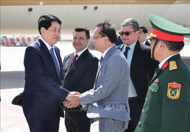 El embajador de Vietnam en Chile, Nguyen Viet Cuong, da la bienvenida al presidente Luong Cuong en el aeropuerto internacional Arturo M. Benítez en Santiago de Chile. (Foto: VNA) El embajador de Vietnam en Chile, Nguyen Viet Cuong, da la bienvenida al presidente Luong Cuong en el aeropuerto internacional Arturo M. Benítez en Santiago de Chile. (Foto: VNA)