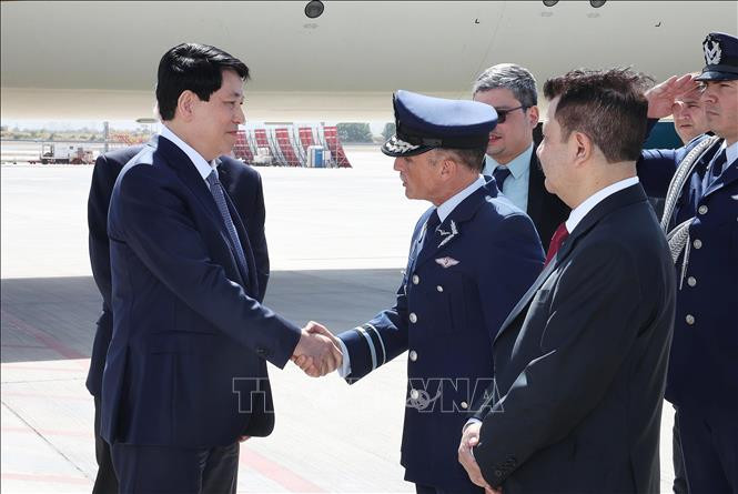 Acto de bienvenida al presidente vietnamita, Luong Cuong, en el aeropuerto Arturo M. Benítez en Santiago de Chile. (Foto: VNA) Acto de bienvenida al presidente vietnamita, Luong Cuong, en el aeropuerto Arturo M. Benítez en Santiago de Chile. (Foto: VNA)