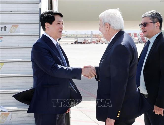El ministro de Relaciones Exteriores de Chile, Alberto van Klaveren Stork, da la bienvenida al presidente vietnamita, Luong Cuong, en el aeropuerto internacional Arturo M. Benítez en Santiago de Chile. (Foto: VNA) El ministro de Relaciones Exteriores de Chile, Alberto van Klaveren Stork, da la bienvenida al presidente vietnamita, Luong Cuong, en el aeropuerto internacional Arturo M. Benítez en Santiago de Chile. (Foto: VNA)
