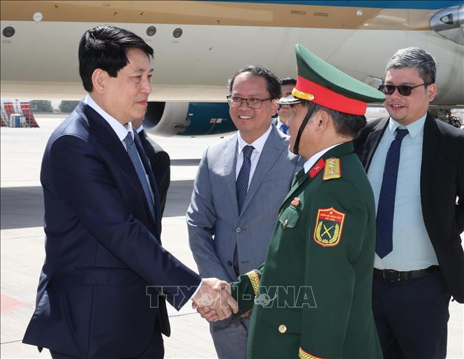 Funcionarios y personal de la embajada de Vietnam en Chile dan la bienvenida al presidente Luong Cuong en el aeropuerto internacional Arturo M. Benítez en Santiago de Chile. (Foto: VNA) Funcionarios y personal de la embajada de Vietnam en Chile dan la bienvenida al presidente Luong Cuong en el aeropuerto internacional Arturo M. Benítez en Santiago de Chile. (Foto: VNA)