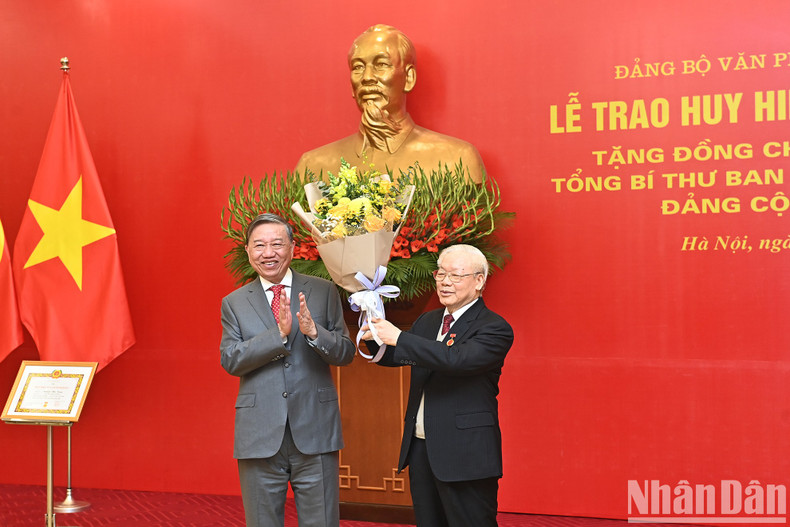 El ministro de Seguridad Pública felicita al máximo dirigente partidista. El ministro de Seguridad Pública felicita al máximo dirigente partidista.