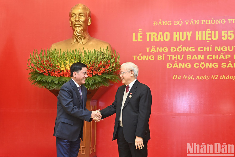 El jefe del Comité de Control Disciplinario del Partido Tran Cam Tu felicita al máximo dirigente partidista. El jefe del Comité de Control Disciplinario del Partido Tran Cam Tu felicita al máximo dirigente partidista.