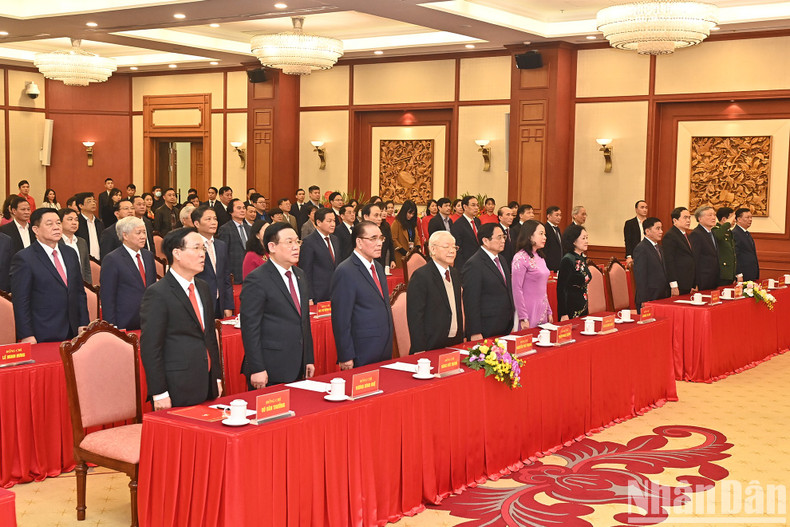El secretario general del PCV, Nguyen Phu Trong y los dirigentes y exlíderes del Partido y el Estado, saludan a la bandera nacional. El secretario general del PCV, Nguyen Phu Trong y los dirigentes y exlíderes del Partido y el Estado, saludan a la bandera nacional.