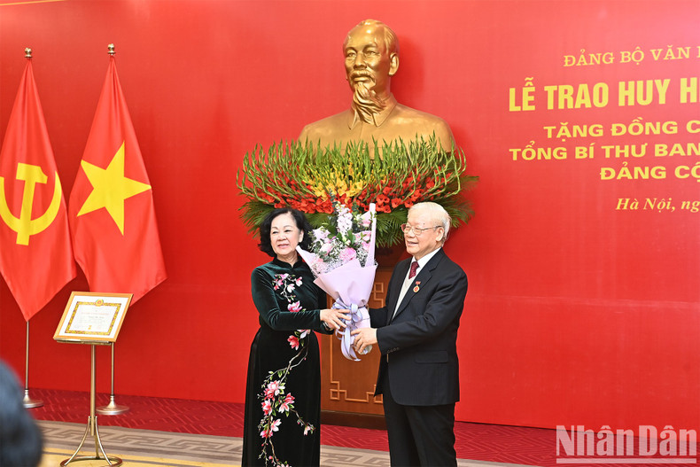 La jefa del Comité de Organización del PCV Truong Thi Mai felicita al máximo dirigente partidista. La jefa del Comité de Organización del PCV Truong Thi Mai felicita al máximo dirigente partidista.