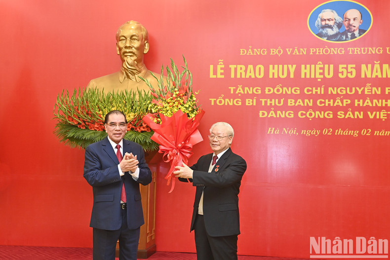 El exsecretario general del PCV, Nong Duc Manh, felicita al máximo dirigente partidista. El exsecretario general del PCV, Nong Duc Manh, felicita al máximo dirigente partidista.