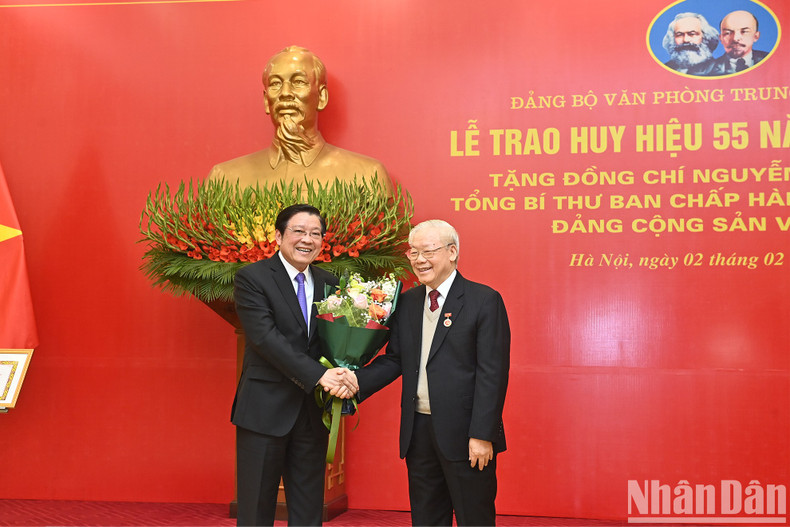 El jefe del Comité de Asuntos Internos del Partido felicita al máximo dirigente partidista. El jefe del Comité de Asuntos Internos del Partido felicita al máximo dirigente partidista.