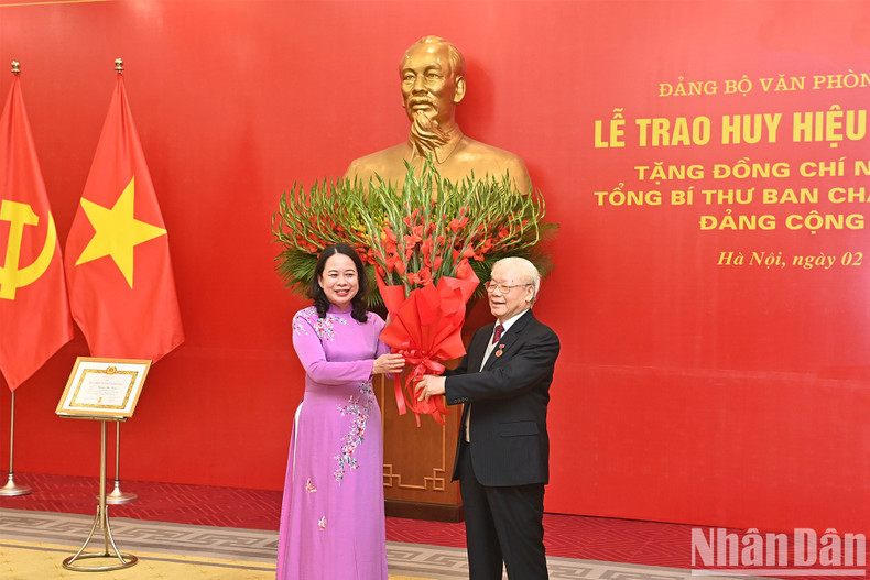 La presidente interina del país, Vo Thi Anh Xuan, felicita a Phu Trong. La presidente interina del país, Vo Thi Anh Xuan, felicita a Phu Trong.