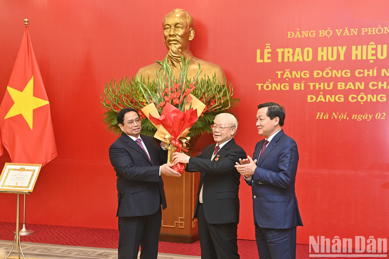El premier Pham Minh Chinh y el viceprimer ministro Le Minh Khai felicitan a Phu Trong. El premier Pham Minh Chinh y el viceprimer ministro Le Minh Khai felicitan a Phu Trong.