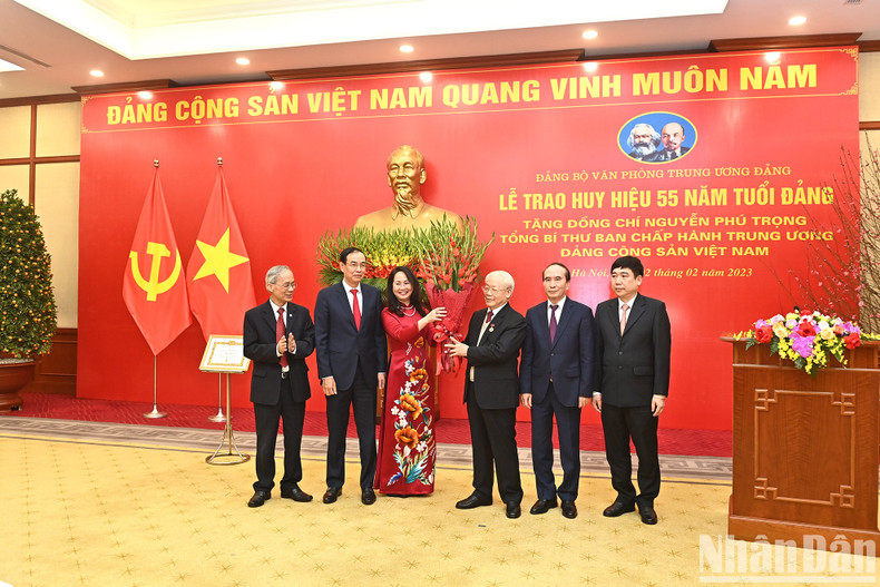 Representantes de la Oficina del Comité Central del PCV felicitan a su secretario general Nguyen Phu Trong. Representantes de la Oficina del Comité Central del PCV felicitan a su secretario general Nguyen Phu Trong.