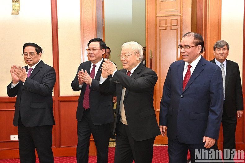 El secretario general del PCV, Nguyen Phu Trong y los dirigentes del Partido y el Estado en la ceremonia. El secretario general del PCV, Nguyen Phu Trong y los dirigentes del Partido y el Estado en la ceremonia.