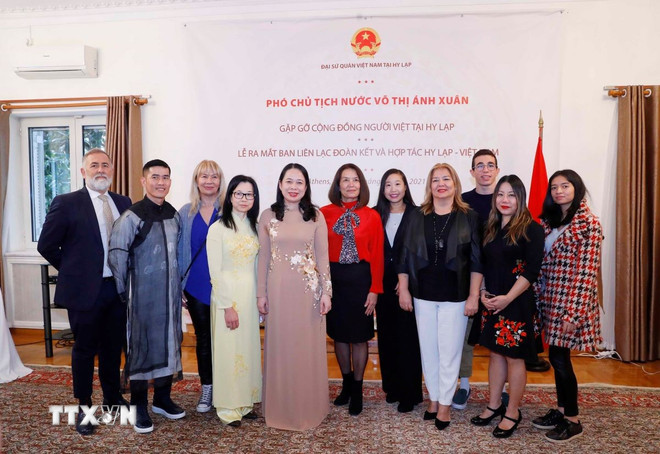 La vicepresidenta Vo Thi Anh Xuan y representantes de la comunidad vietnamita en Grecia. (Foto: VNA) La vicepresidenta Vo Thi Anh Xuan y representantes de la comunidad vietnamita en Grecia. (Foto: VNA)
