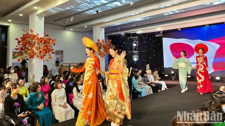 Presentan el Ao Dai vietnamita. Presentan el Ao Dai vietnamita.