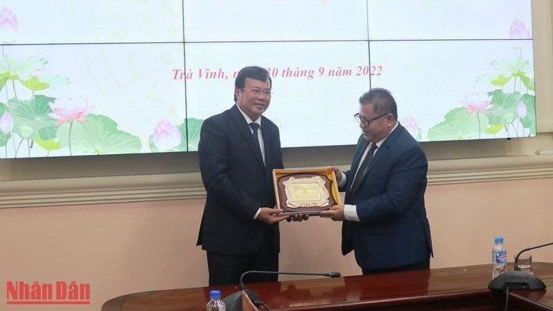 El presidente del Comité Popular de Tra Vinh, Le Van Han (derecha), entrega regalo al secretario de Estado y vocero del Ministerio de Cultura y Arte de Camboya, Long Ponnasirivath, El presidente del Comité Popular de Tra Vinh, Le Van Han (derecha), entrega regalo al secretario de Estado y vocero del Ministerio de Cultura y Arte de Camboya, Long Ponnasirivath,