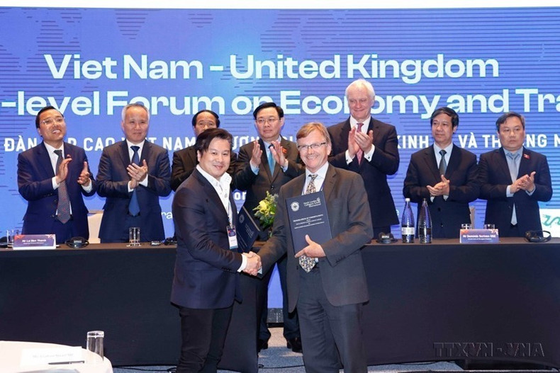 El presidente de la Asamblea Nacional, Vuong Dinh Hue, atestiguó la ceremonia del intercambio de acuerdos de cooperación entre empresas y localidades de los dos países en el Foro de Economía y Comercio Vietnam - Reino Unido (Londres, junio de 2022). (Foto: VNA) El presidente de la Asamblea Nacional, Vuong Dinh Hue, atestiguó la ceremonia del intercambio de acuerdos de cooperación entre empresas y localidades de los dos países en el Foro de Economía y Comercio Vietnam - Reino Unido (Londres, junio de 2022). (Foto: VNA)