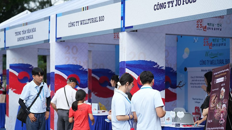 Actuación del grupo de instrumentos musicales étnicos de la Universidad FPT en el festival. (Foto: Cortesía del Comité Organizador)