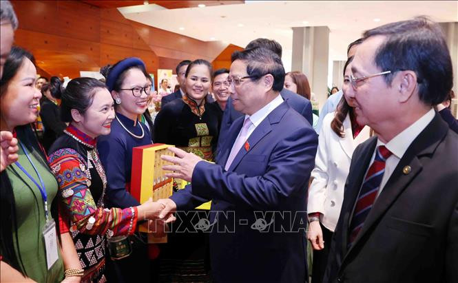El primer ministro Pham Minh Chinh visita stands que exhiben productos que cumplen con la calidad Halal en Vietnam. (Foto: VNA) El primer ministro Pham Minh Chinh visita stands que exhiben productos que cumplen con la calidad Halal en Vietnam. (Foto: VNA)