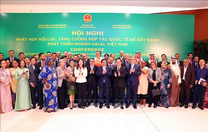 El primer ministro Pham Minh Chinh y los asistentes a la conferencia. (Foto: VNA) El primer ministro Pham Minh Chinh y los asistentes a la conferencia. (Foto: VNA)