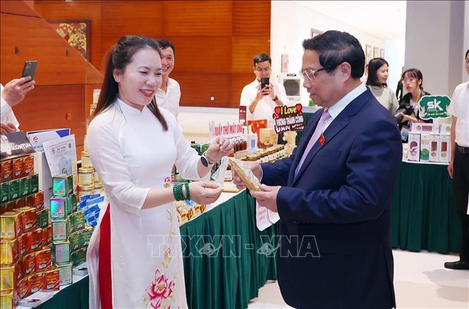 El primer ministro Pham Minh Chinh visita stands que exhiben productos que cumplen con la calidad Halal en Vietnam. (Foto: VNA) El primer ministro Pham Minh Chinh visita stands que exhiben productos que cumplen con la calidad Halal en Vietnam. (Foto: VNA)