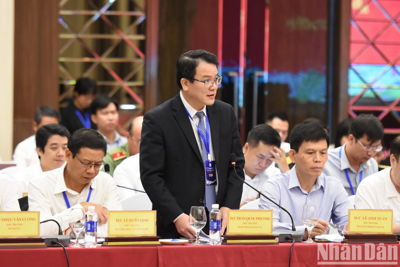 Miembros del grupo de trabajo del Gobierno hablan en la reunión. Miembros del grupo de trabajo del Gobierno hablan en la reunión.