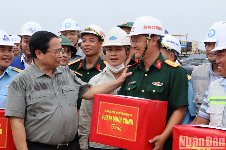 El primer ministro entrega un obsequio para alentar a la unidad de construcción de la obra. El primer ministro entrega un obsequio para alentar a la unidad de construcción de la obra.