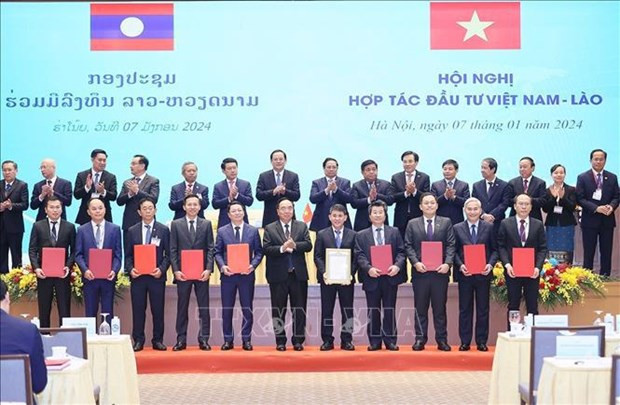 Entrega de documentos de cooperación entre Vietnam y Laos (Foto: VNA)