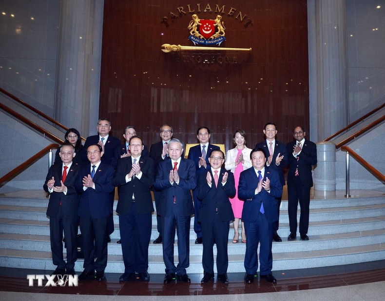 El líder partidista vietnamita y el máximo legislador singapurense, junto con los delegados. (Foto: VNA) El líder partidista vietnamita y el máximo legislador singapurense, junto con los delegados. (Foto: VNA)