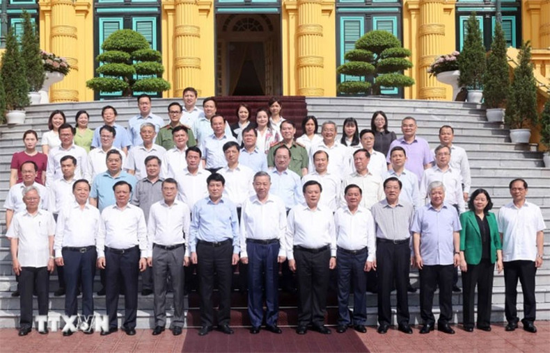 El presidente To Lam y los miembros del Comité Directivo de Resumen de 40 años de Doi moi. (Foto: VNA) El presidente To Lam y los miembros del Comité Directivo de Resumen de 40 años de Doi moi. (Foto: VNA)